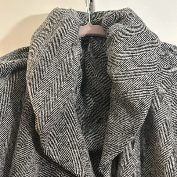 Black and white herringbone cape, Pancho - Picture 4 of 7